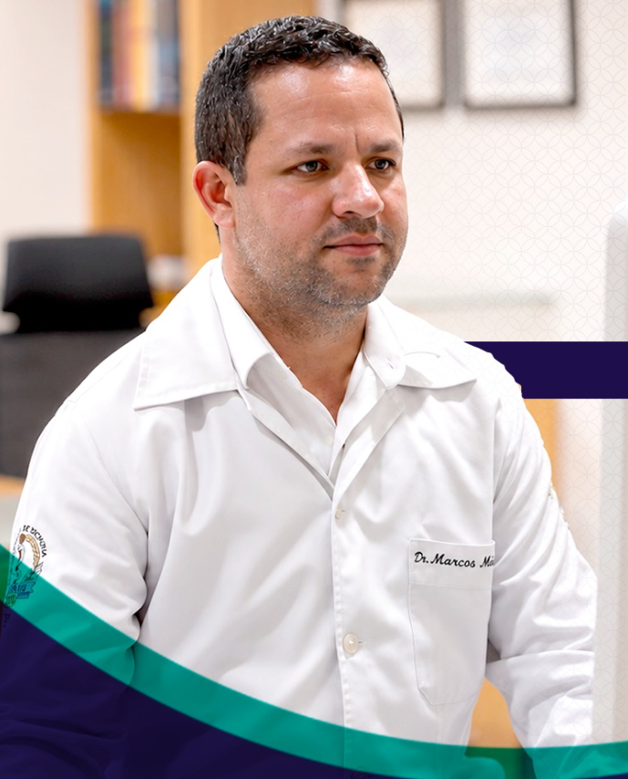 Dr. Marcos Mazzoni em seu consultório